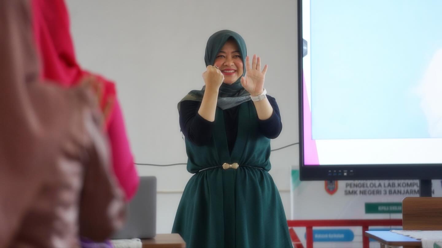 Psikolog dari Fakultas Kedokteran ULM, Rika Vira Zwagery, saat memberikan edukasi kepada siswa tentang penggunaan media sosial secara sehat di Banjarmasin. 