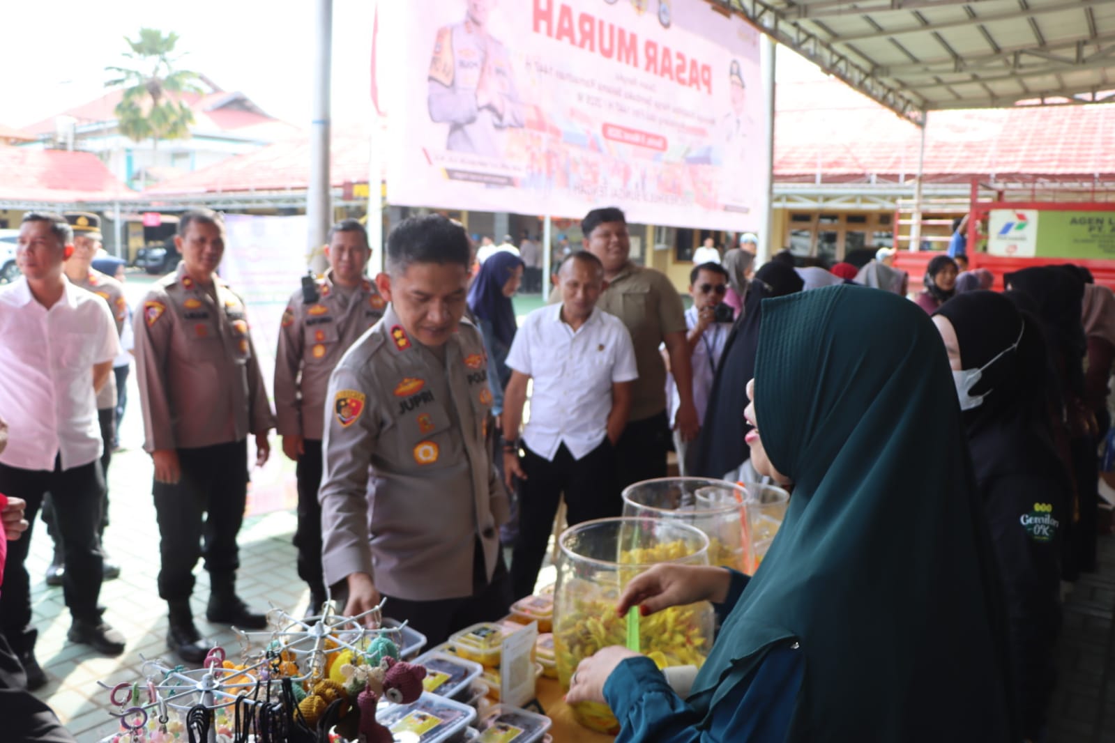 PADAT: Warga antusias belanja di pasar murah di Halaman Polres HST, Senin (9/3/2026). (Foto: Jamaluddin/Radar Banjarmasin)