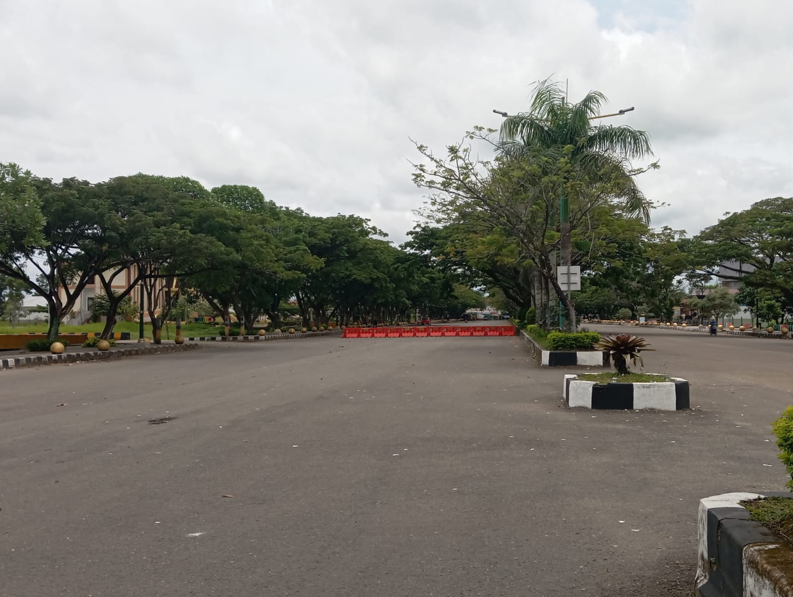 TERPASANG: Water Barier sudah terpasang di beberapa titik jalan yang ada di Rantau Baru. (Foto: Rasidi Fadli) 