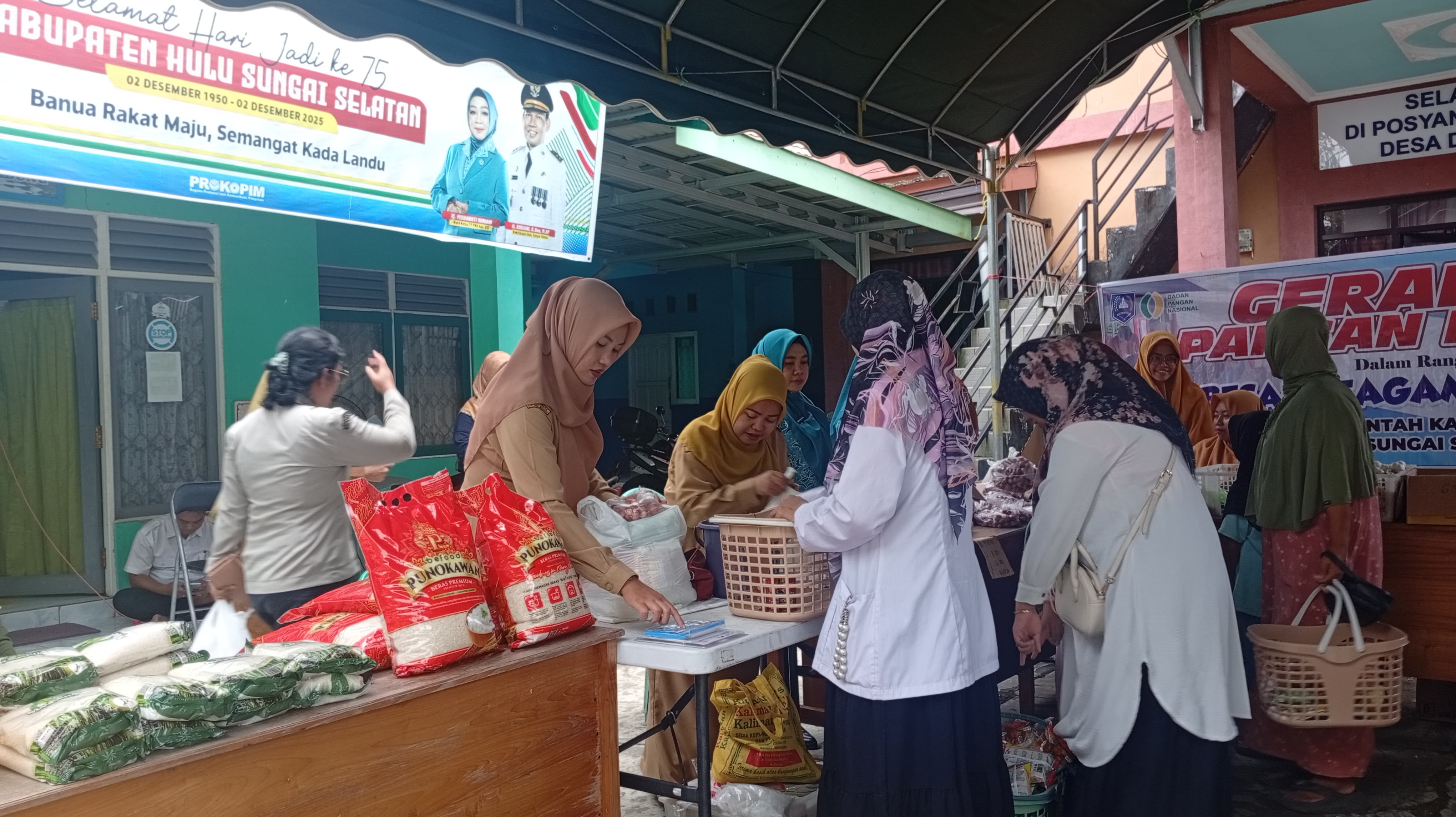 SERBU: Gerakan Pangan Murah ramai diserbu warga dan para guru di Desa Durian Rabung Senin (9/3/2026). (Foto: M. Padil Ihsan/Radar Banjarmasin) 