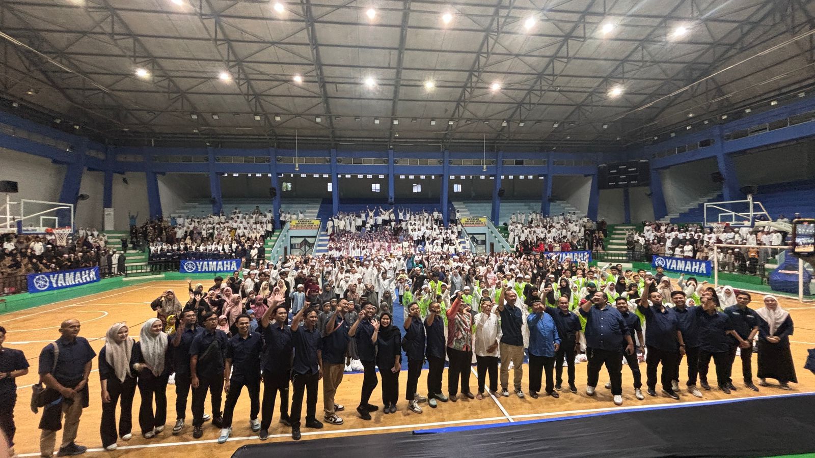 KUMPUL BARENG:Seribu anak yatim dari berbagai Panti Asuhan di Banjarmasin diajak buka puasa bersama oleh PT STSJ Yamaha Kalselteng di GOR Hasanudim HM Banjarmasin, Rabu (4/3/2026).