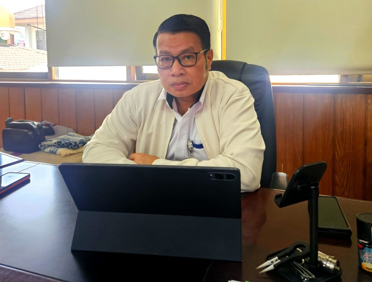 BERI IMBAUAN: Pemimpin Wilayah BULOG Kalsel, M Akbar Said pastikan stok pangan aman. 