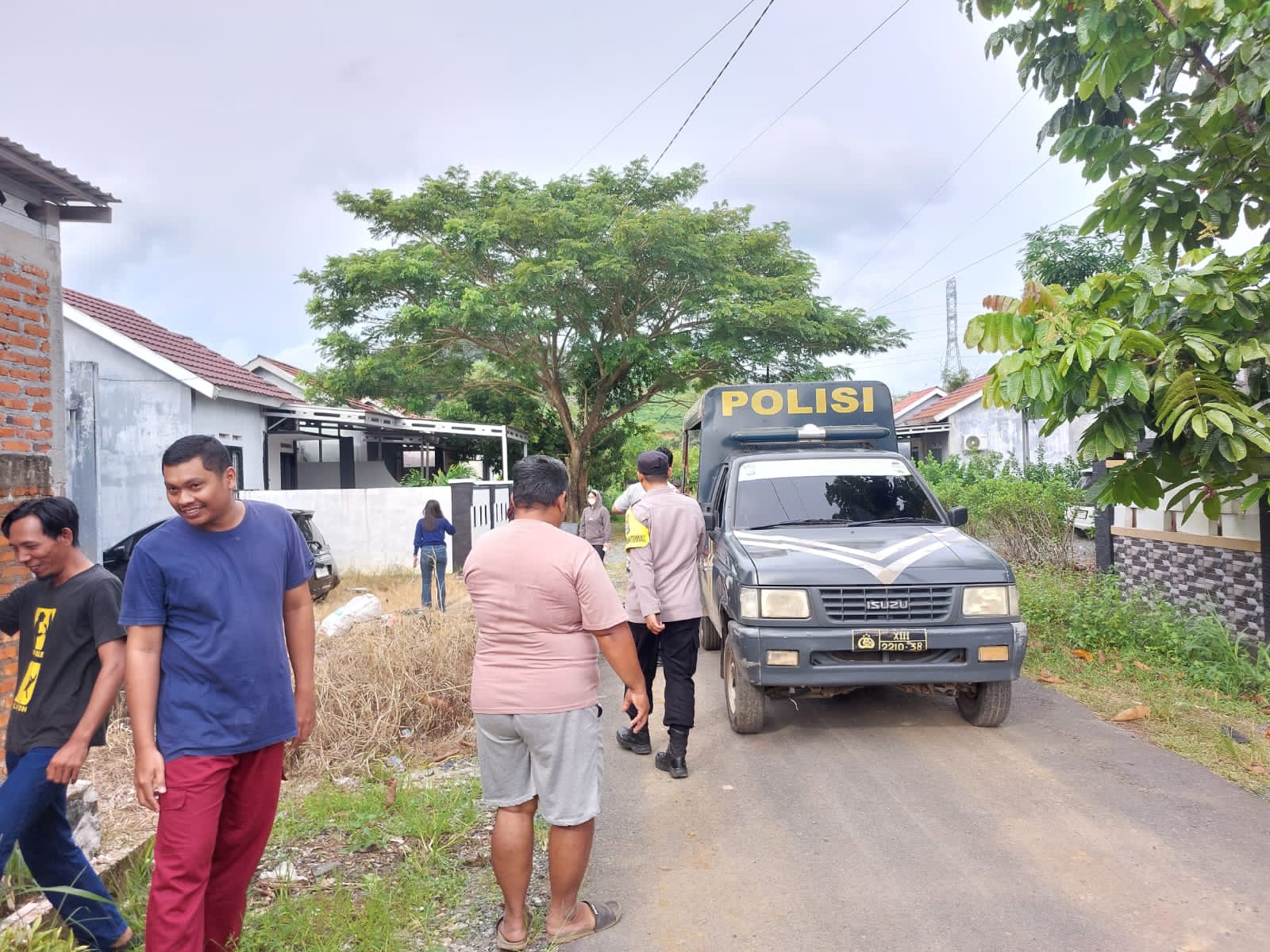 GEGER:Mobil Polisi dari Polsek Pelaihari membawa seorang oknum Kades berinisial A yang digrebek warga di Komplek Flamboyan, keurahan Karag Taruna, Kecamatan Pelaihari, Kabupaten Tala, Senin (9/3/2026)