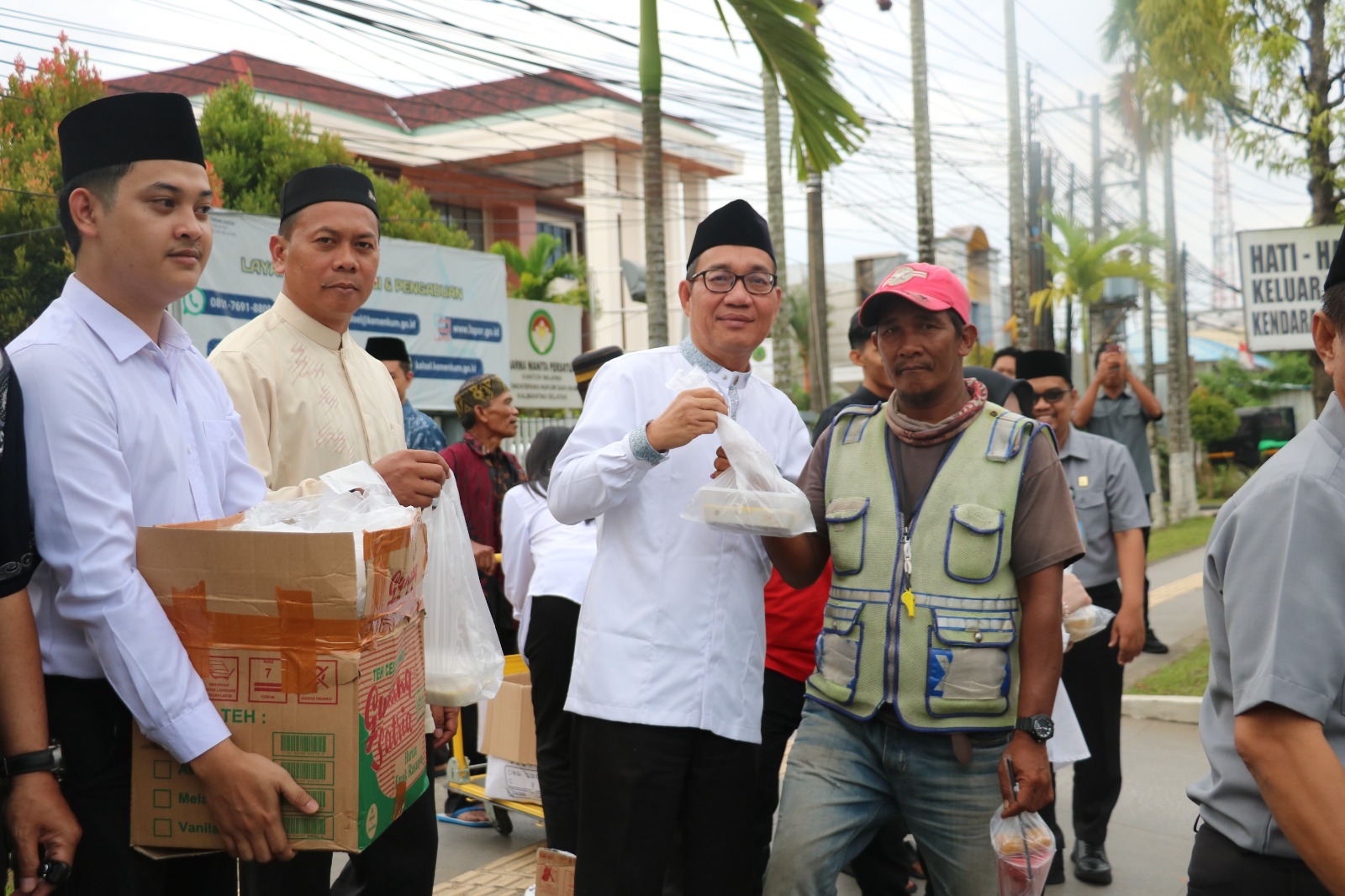 BERBAGI:Kepala Kanwil Kemenkum Kalsel, Alex Cosmas Pinem dan jajaran membagikan takjil buka puasa kepada masyarakat, Senin (9/2/2026)