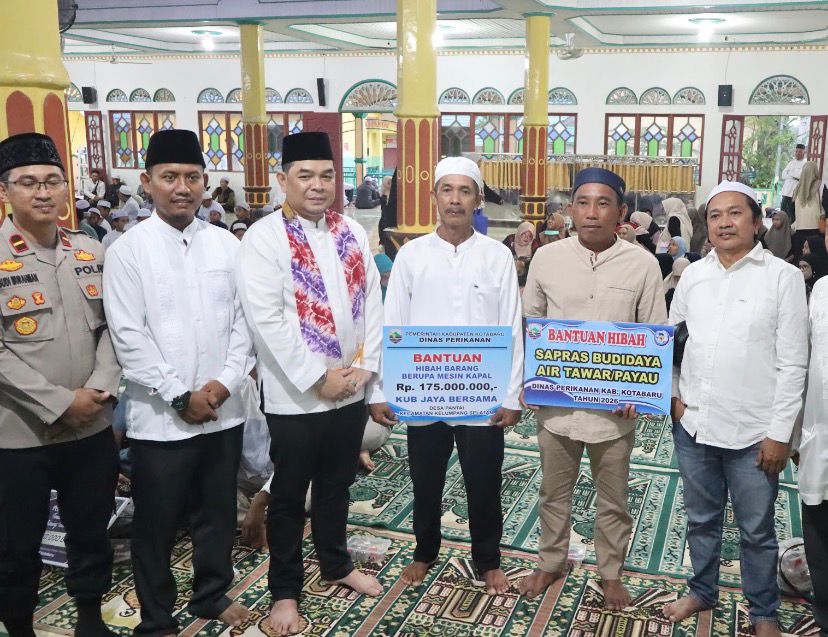 SENANG:Masyarakat senang diberikan bantuan yang diserahkan secara simbolis oleh Sekda Kotabaru, Eka Saprudin. 