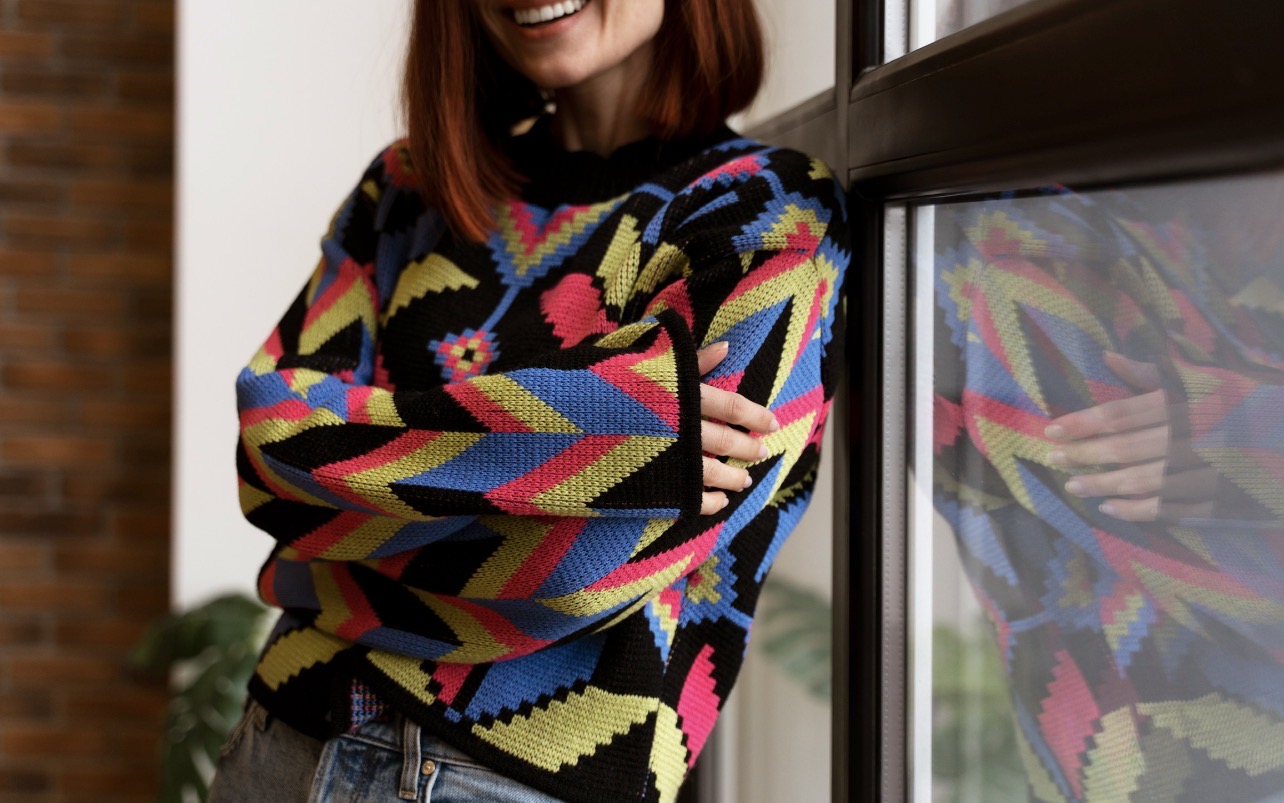 NYAMAN: Outfit rajut atau knit begitu hype di kalangan hawa karena kenyamanannya. (Foto: Freepik)