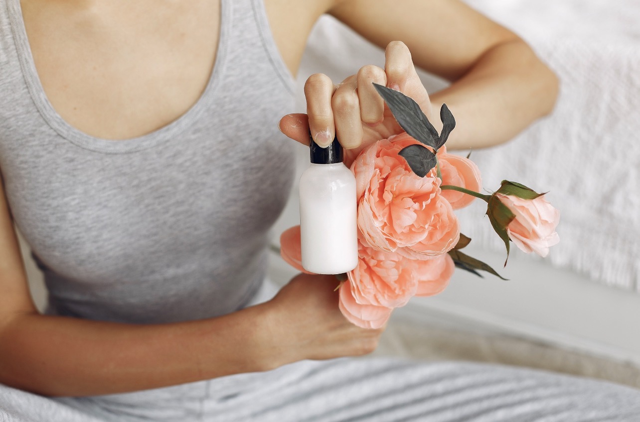 TUBUH WANGI: Alih-alih parfum konsentrat tinggi, wangi body cologne dipercaya lebih nempel seharian di tubuh. (Foto: Freepik)