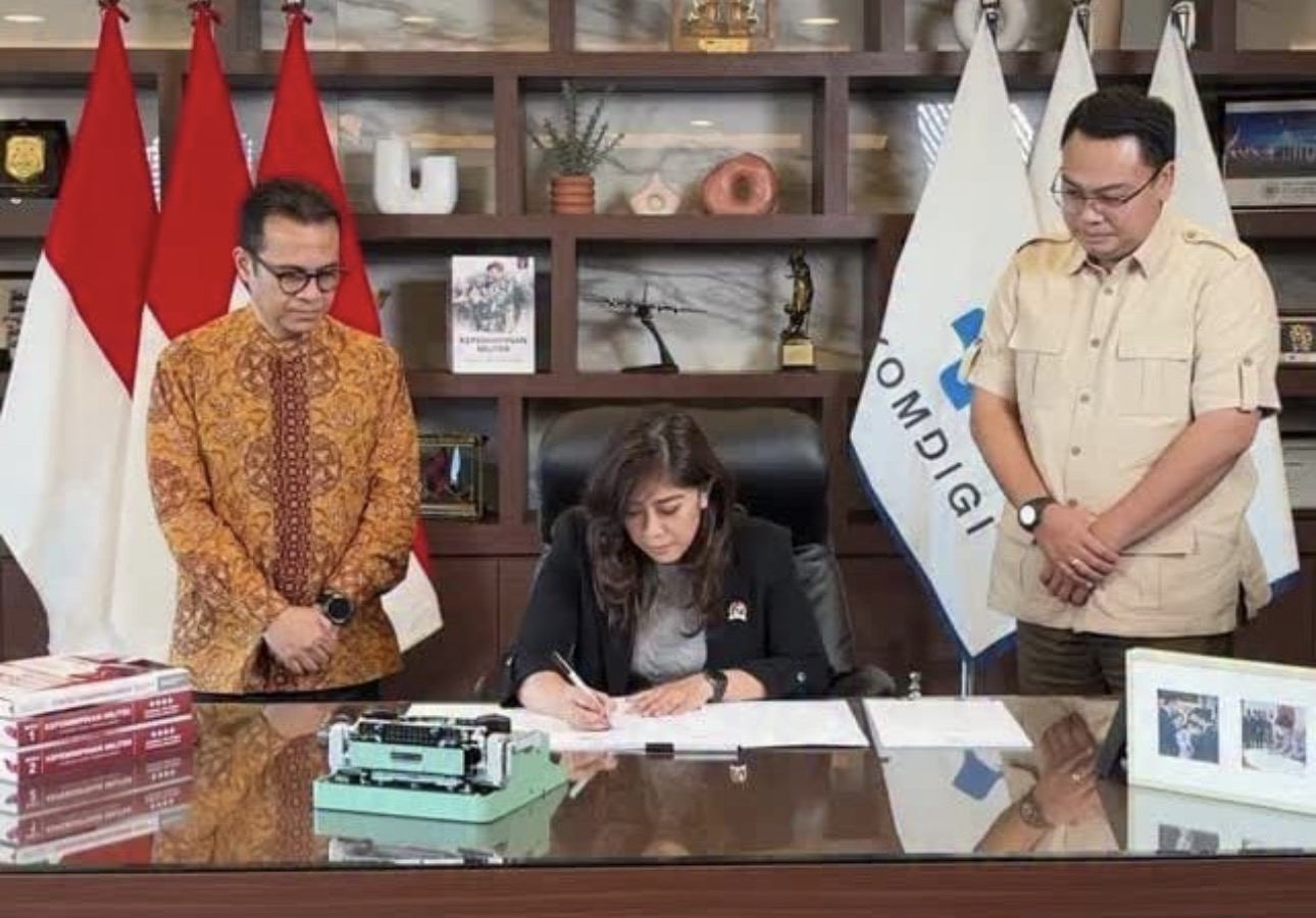 Menkomdigi Meutya Hafid menandatangani Peraturan Menkomdigi No 9 Tahun 2026 di Kantor Kementerian Komdigi, Jakarta Pusat, Jumat (06/03/2026).  