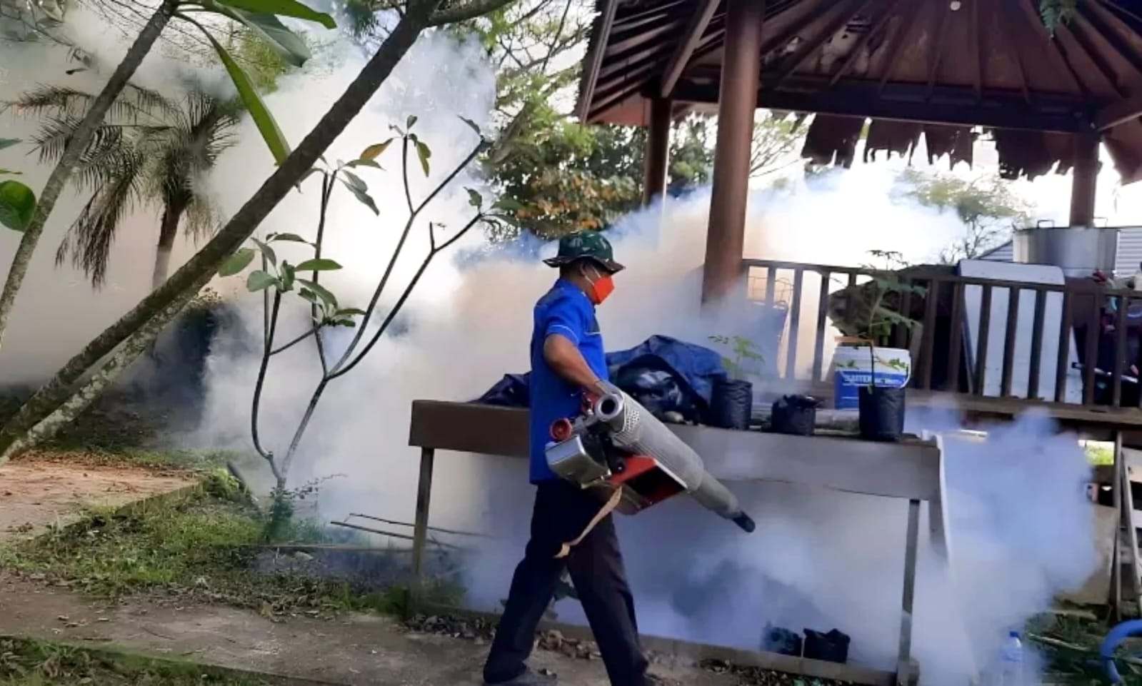 FOGGING: Dinkes Tanbu kerahkan petugas melakukan fogging di permukiman warga untuk mencegah penyebaran nyamuk penyebab kasus DBD di Tanah Bumbu.