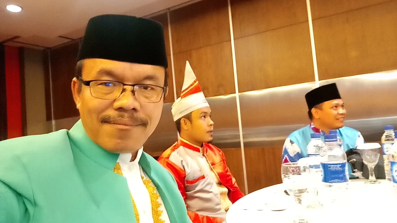 APRESIASI SENI: Husin saat menerima penghargaan Anugerah Seni Budaya Balangan dari Gubernur Kalsel, H Sahbirin Noor.
