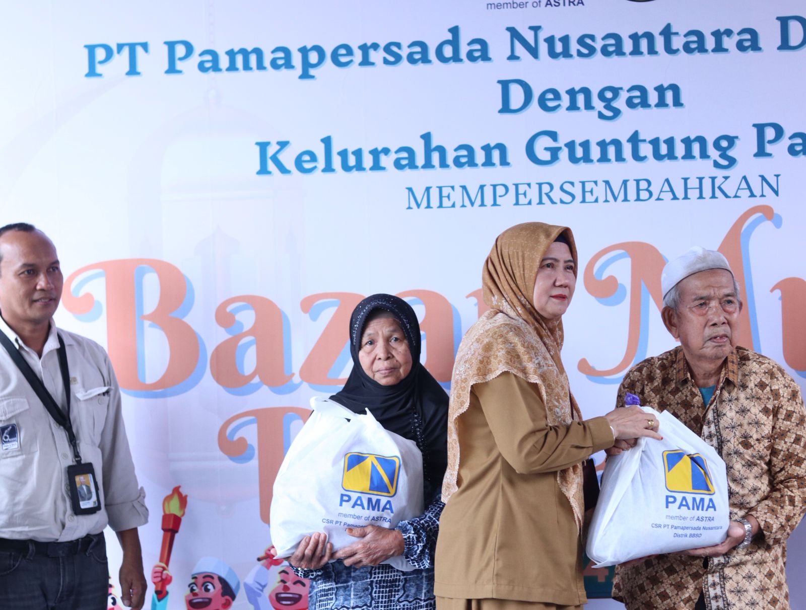 SIMBOLIS: Asisten II Bidang Perekonomian dan Pembangunan, Sri Lailana menyerahkan paket sembako murah kepada perwakilan masyarakat secara simbolis. 