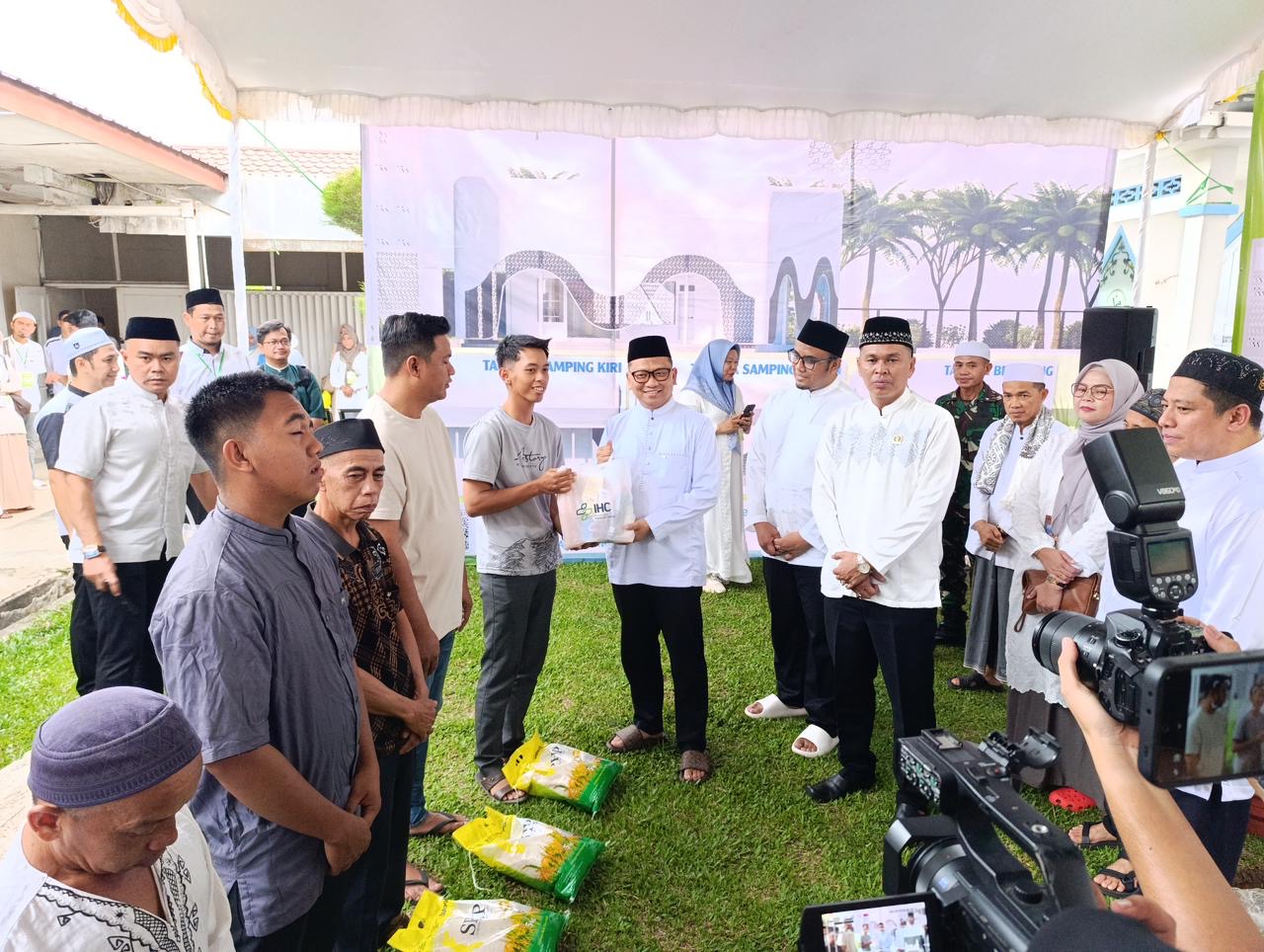 SEMBAKO: Penyerahan bantuan sembako kepada 10 keluarga pasien sebagai bentuk kepedulian sosial di bulan suci Ramadan