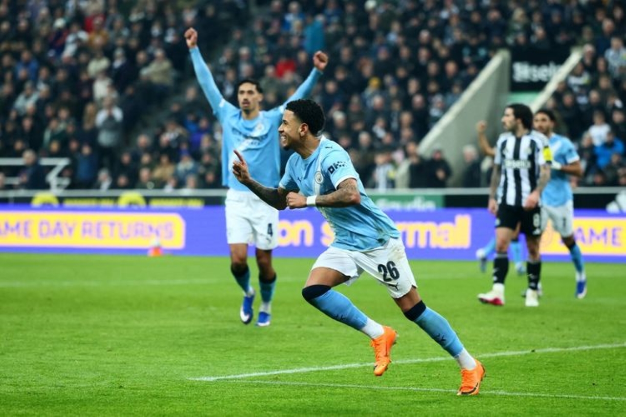 MERAYAKAN: Pemain Manchester City, Savinho merayakan gol pertama timnya ke gawang Newcastle United, Minggu (8/3). 