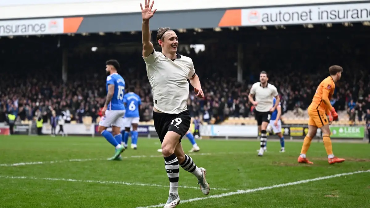MERAYAKAN: Pemain Port Vale merayakan golnya pada pertandingan Piala FA. (AFP)