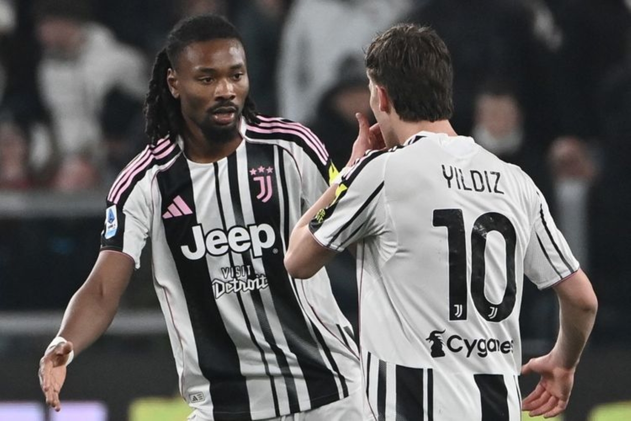 BERBICARA: Khephren Thuram-Ulien (kiri) berbicara dengan Kenan Yildiz (kanan) dalam pertandingan sepak bola Serie A Liga Italia antara Juventus vs Pisa di Stadion Allianz, Turin