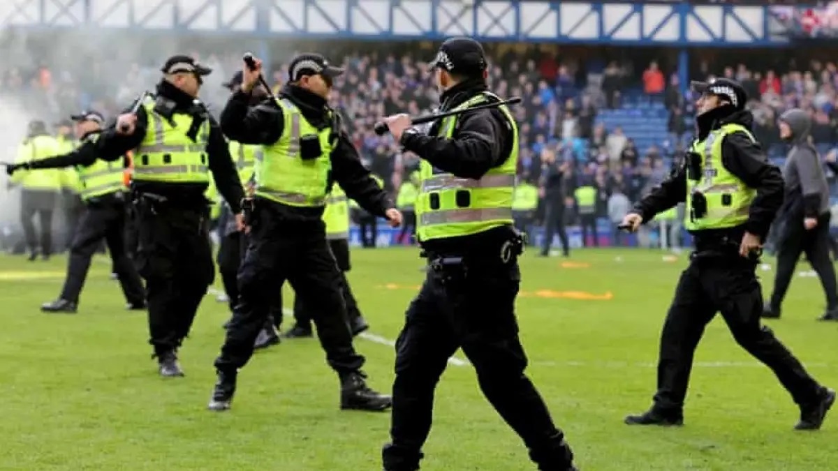PANAS: Kericuhan suporter di pertandingan panas antara Rangers FC dan Celtic FC di perempat final Scottish Cup, Minggu (8/3).