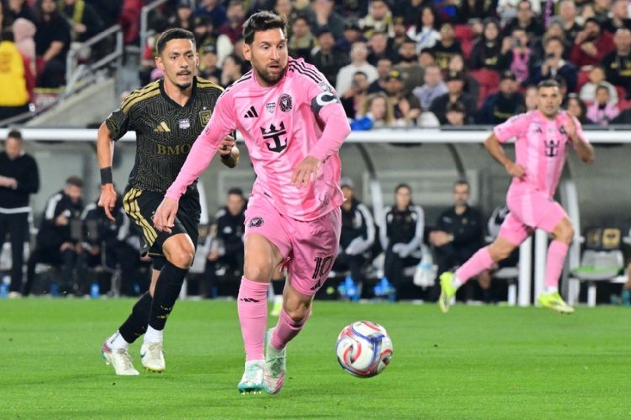 MEMANASKAN: Lionel Messi terus menambah koleksi golnya. Kini ia ikut memanaskan perburuan rekor seribu gol. 