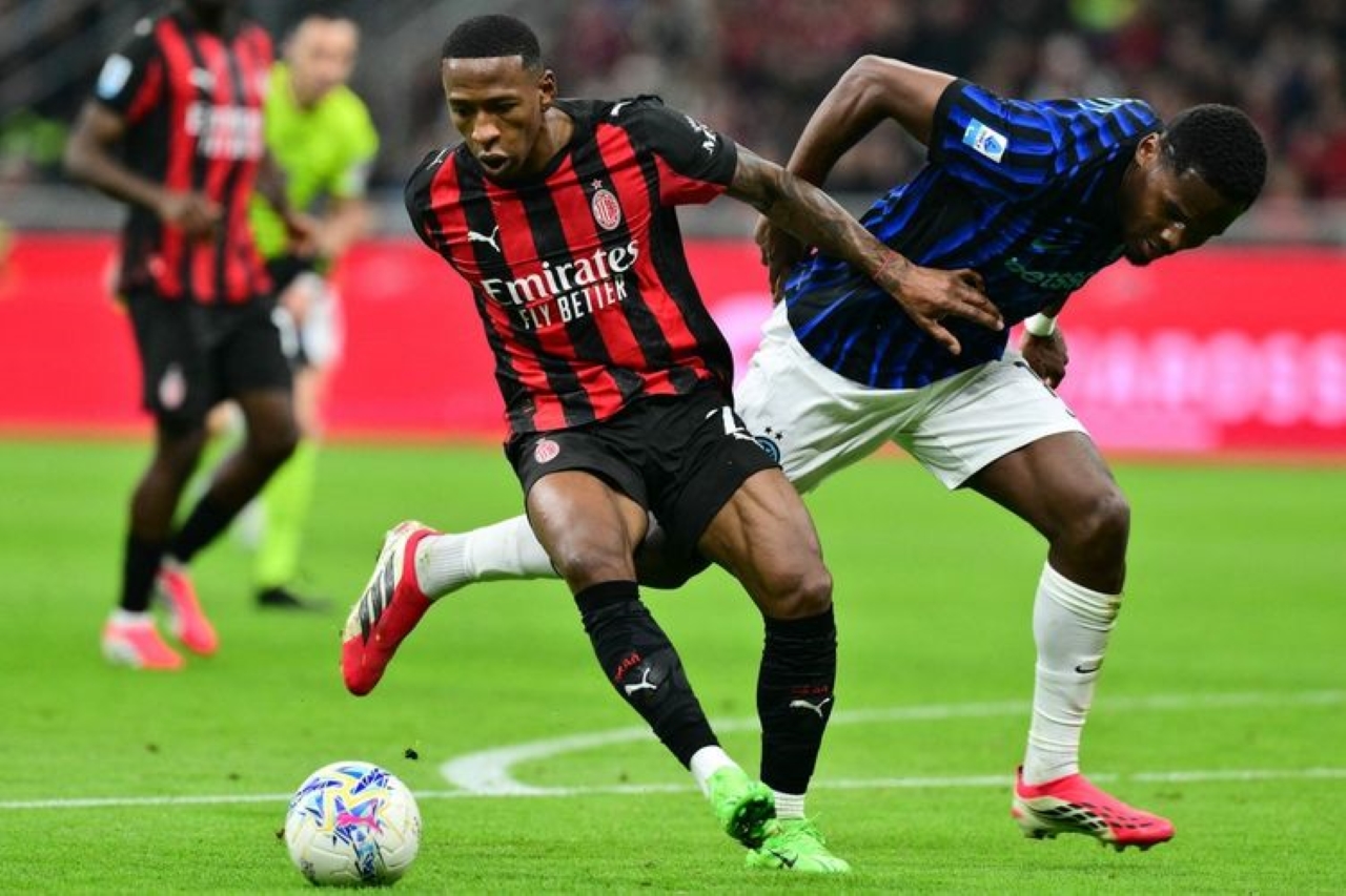 BEREBUT: Pemain AC Milan, Pervis Estupinan (kiri) berebut bola dengan penyerang Inter Milan Ange-Yoan Bonny dalam pertandingan sepak bola Serie A Liga Italia di Stadion San Siro, Senin (9/3) dini hari