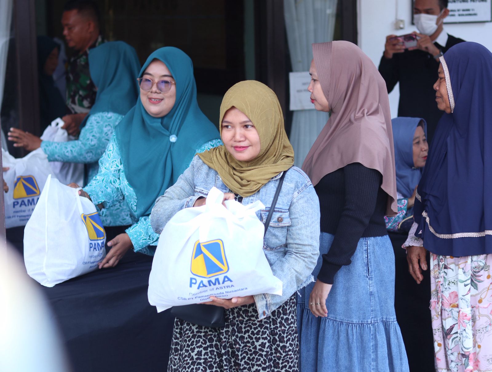 SEMBAKO: Masyarakat dengan tertib mengantri untuk menebus sembako murah di Bazar Murah Ramadan gelaran PAMA BBSO.