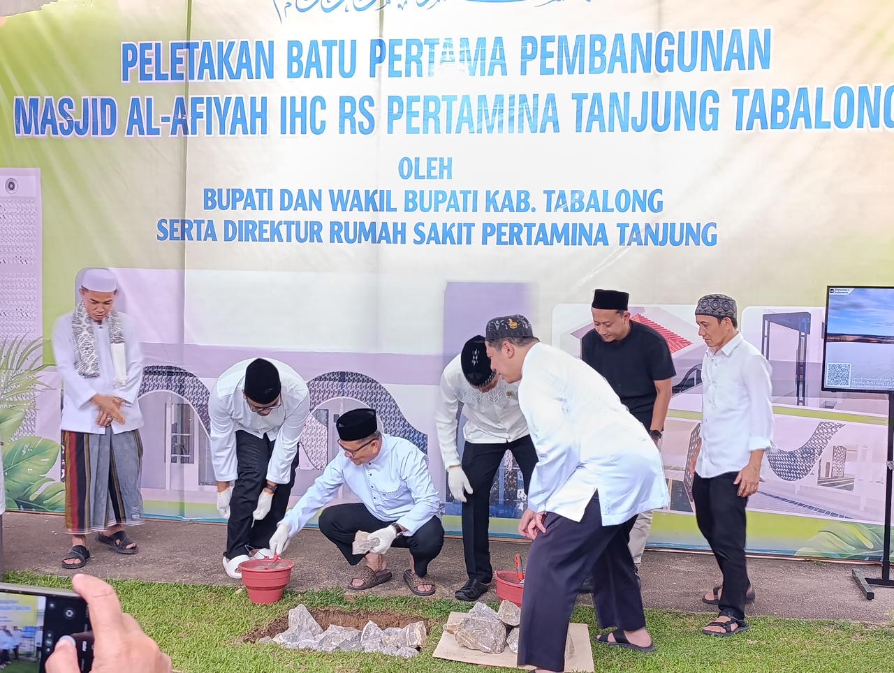 PELETAKAN: Bupati Tabalong, ketua DPRD, dan Direktur RSPT saat peletakan batu pertama Masjid Al Afiyah RS Pertamina Tanjung