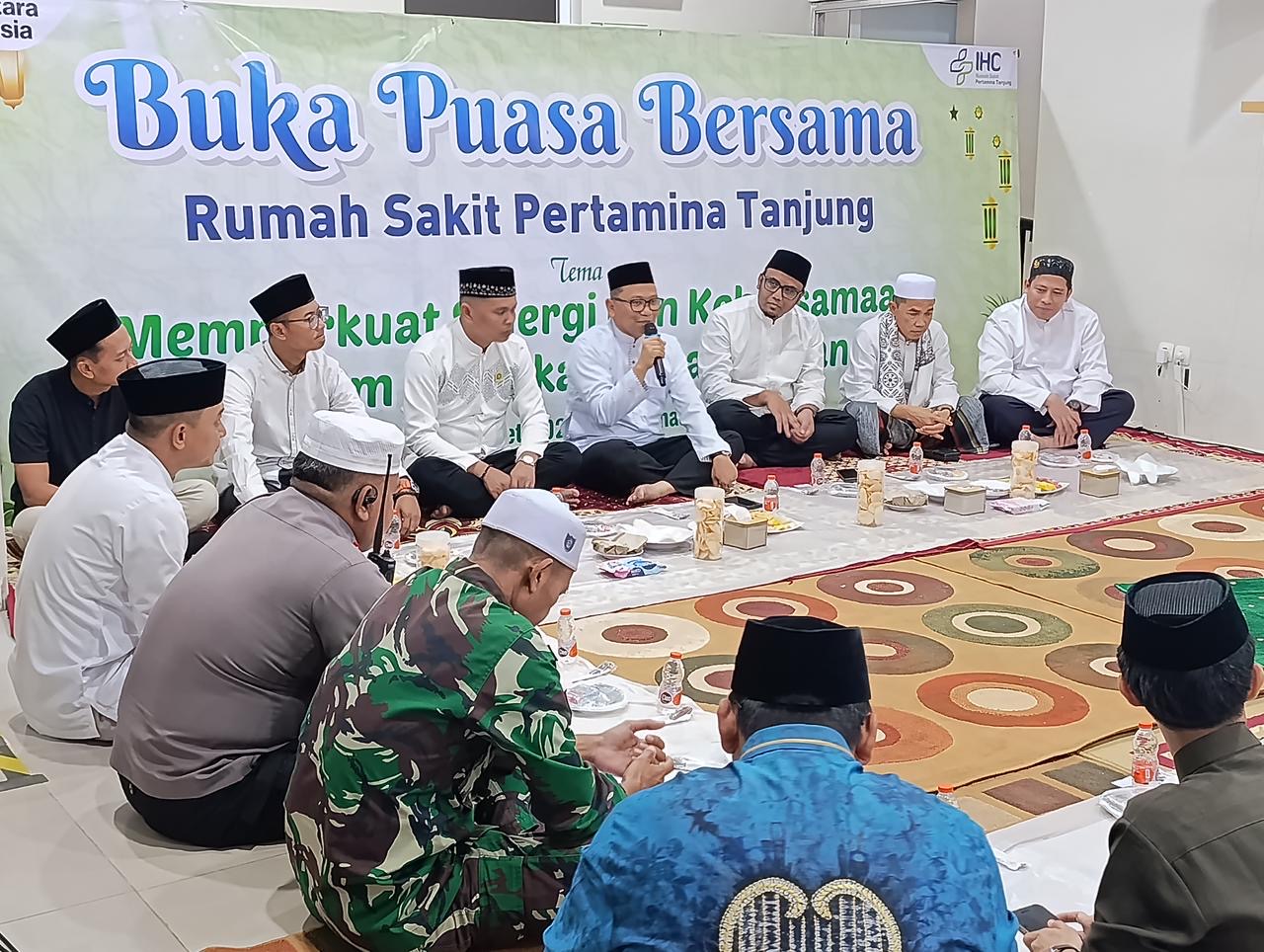 SAMBUTAN: Bupati Tabalong H. M Noor Rifani saat memberikan sambutan dan mengucapkan terimakasih kepada seluruh jajaran direktur Rumah Sakit Pertamina Tanjung atas rencana pembangunan masjid ini.