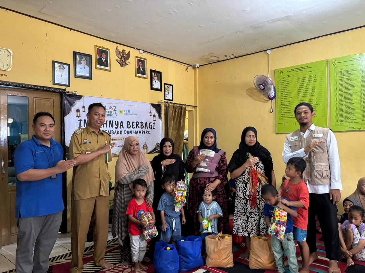 SIMBOLIS: Ketua LAZ Nurul Firdaus, Lurah Kuin Cerucuk bersama perwakilan penerima manfaat saat penyerahan secara simbolis.