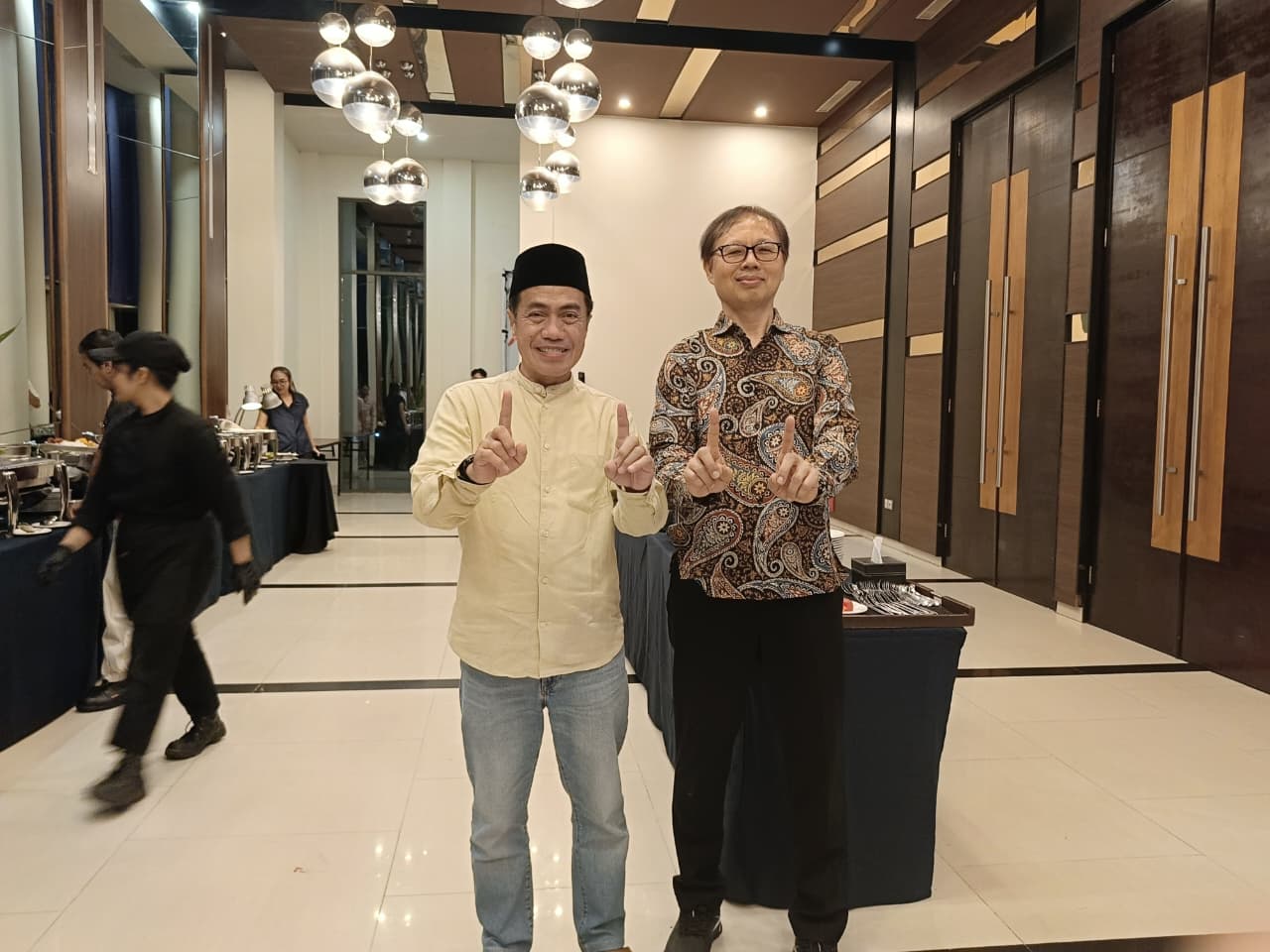 SOBAT:Direktur Radar Banjarmasin, H Suriansyah Achmad berfoto bersama Branch Manager PT Indofood CBP Sukses Makmur Tbk, Martin Hardja disela bukber. 