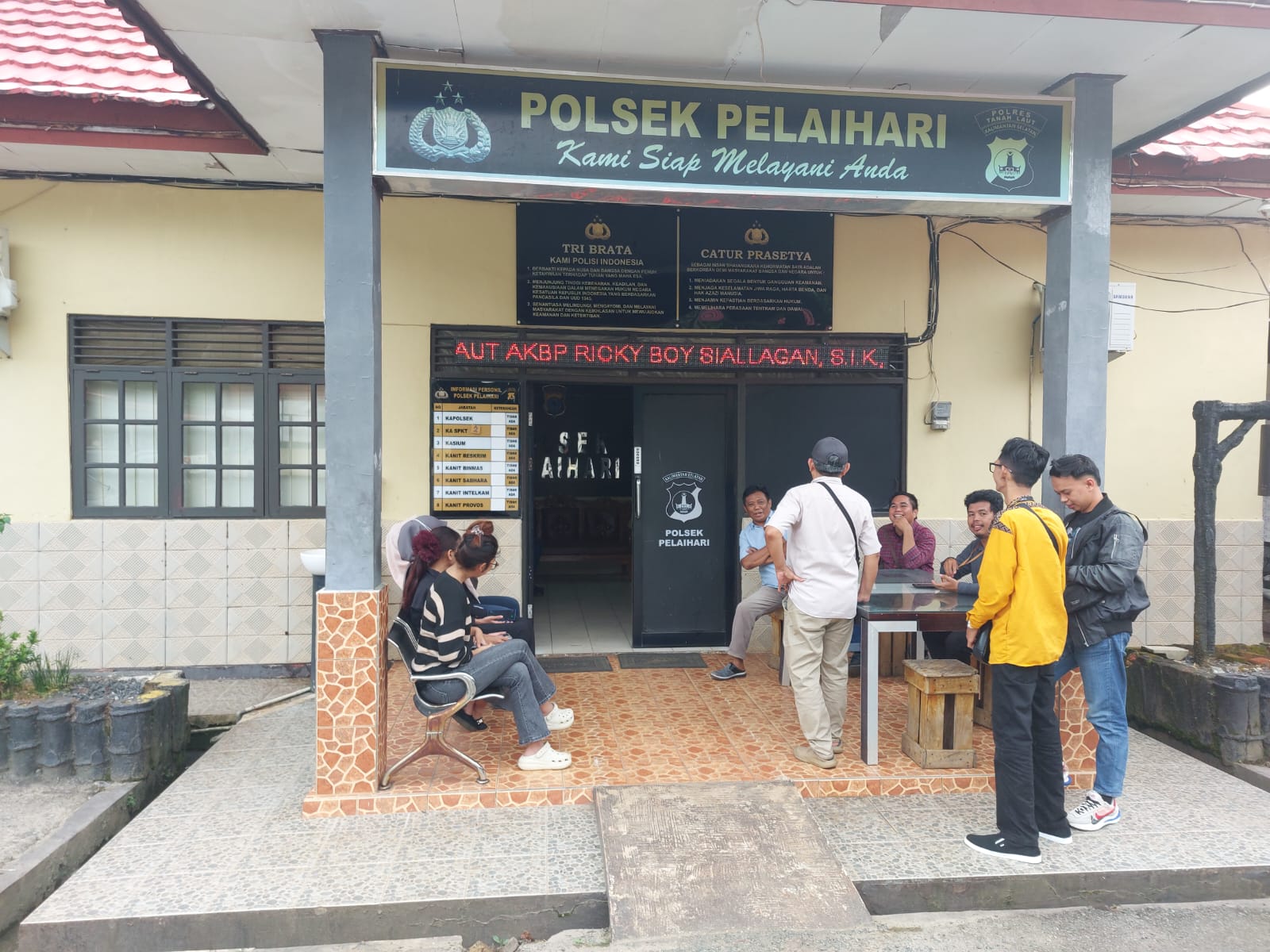 DAMAI : Para wartawan menunggu hasil mediasi dugaan perselingkuhan oknum kades berinisial A dengan perangkat desa berinisial M. (Foto : Norsalim Yahya/Radar Banjarmasin)