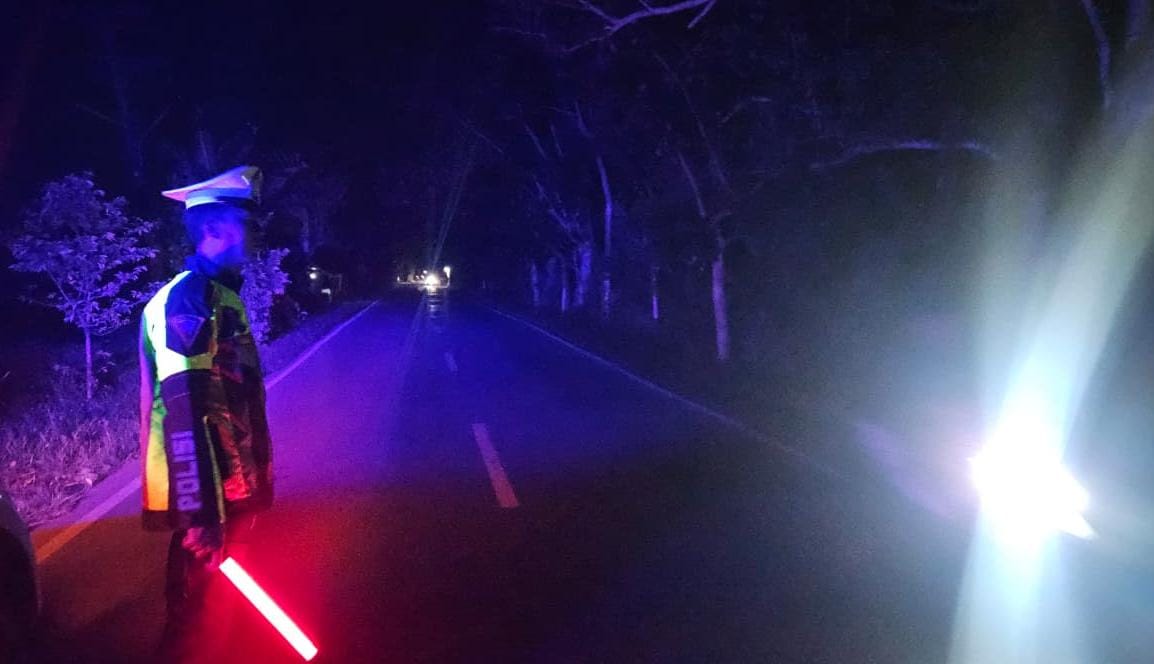 CEK: Anggota Satlantas Polres HSU melakukan pemetaan jalur mudik Idul Fitri 1447 Hijriah, yang minim penerangan jalan umum di wilayah Kabupaten HSU. (Foto: Istimewa/Radar Banjarmasin)
