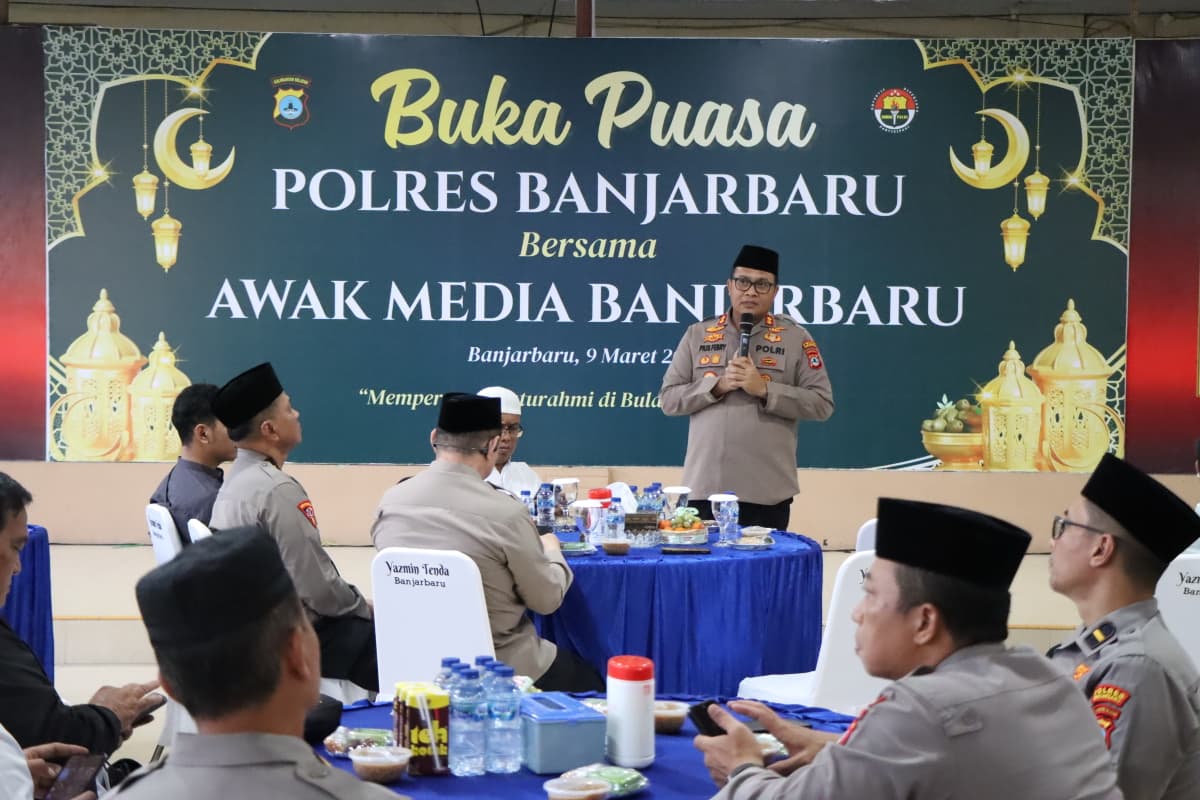 APRESIASI: Kapolres Banjarbaru AKBP Pius X Febry Aceng saat memberikan sambutan sekaligus apresiasi pada saat buka puasa dengan Awak Media di Banjarbaru Senin (9/3/2026). (Foto: Humas Polres Banjarbar
