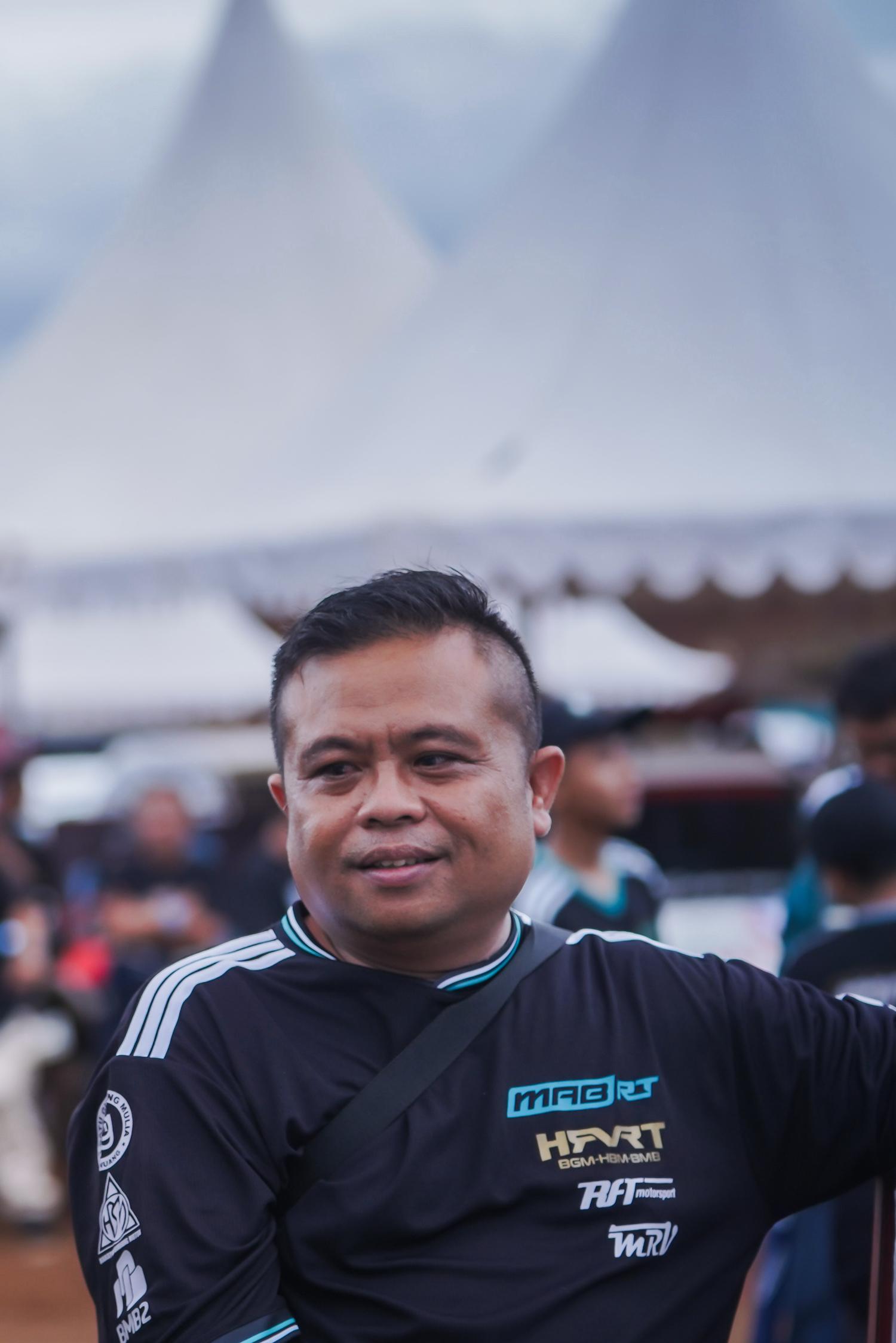 BERI TANGGAPAN: Anggota DPRD Tapin Rahman Noor Wahyudi menanggapi adanya pasar ramadan sederhana di Halaman Stadion Balipat. Foto Dok Pribadi