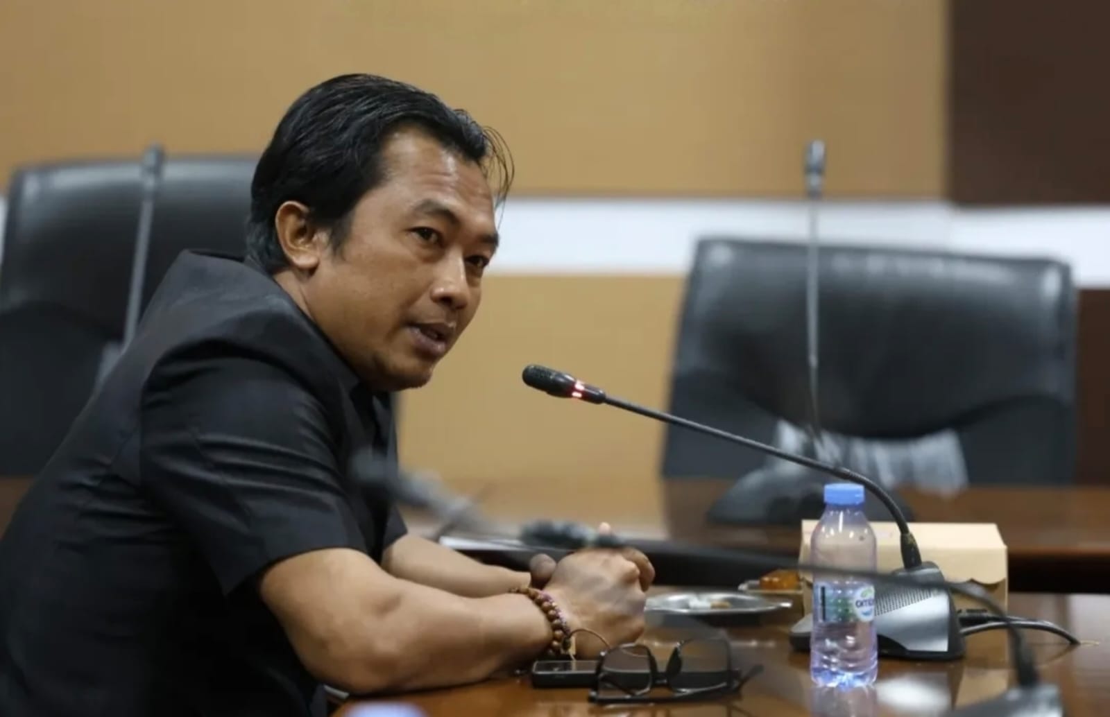BICARA: Anggota Komisi III DPRD, Said Ismail Kholil Alydrus, saat mengikuti rapat dengar pendapat di DPRD Tanah Bumbu. (Foto: Said Ismail untuk Radar)
