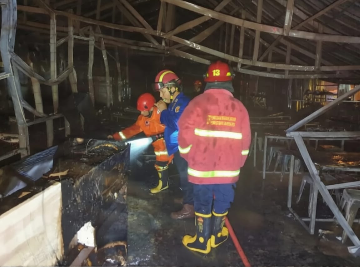 Petugas saat berjibaku melakukan pemadaman di warung makan Cobek Ireng di Jalan Mistar Cokrokusumo, Kelurahan Sungai Besar, Banjarbaru terbakar Senin (9/3/2026) malam. (damkar Banjarbaru untuk Radar B