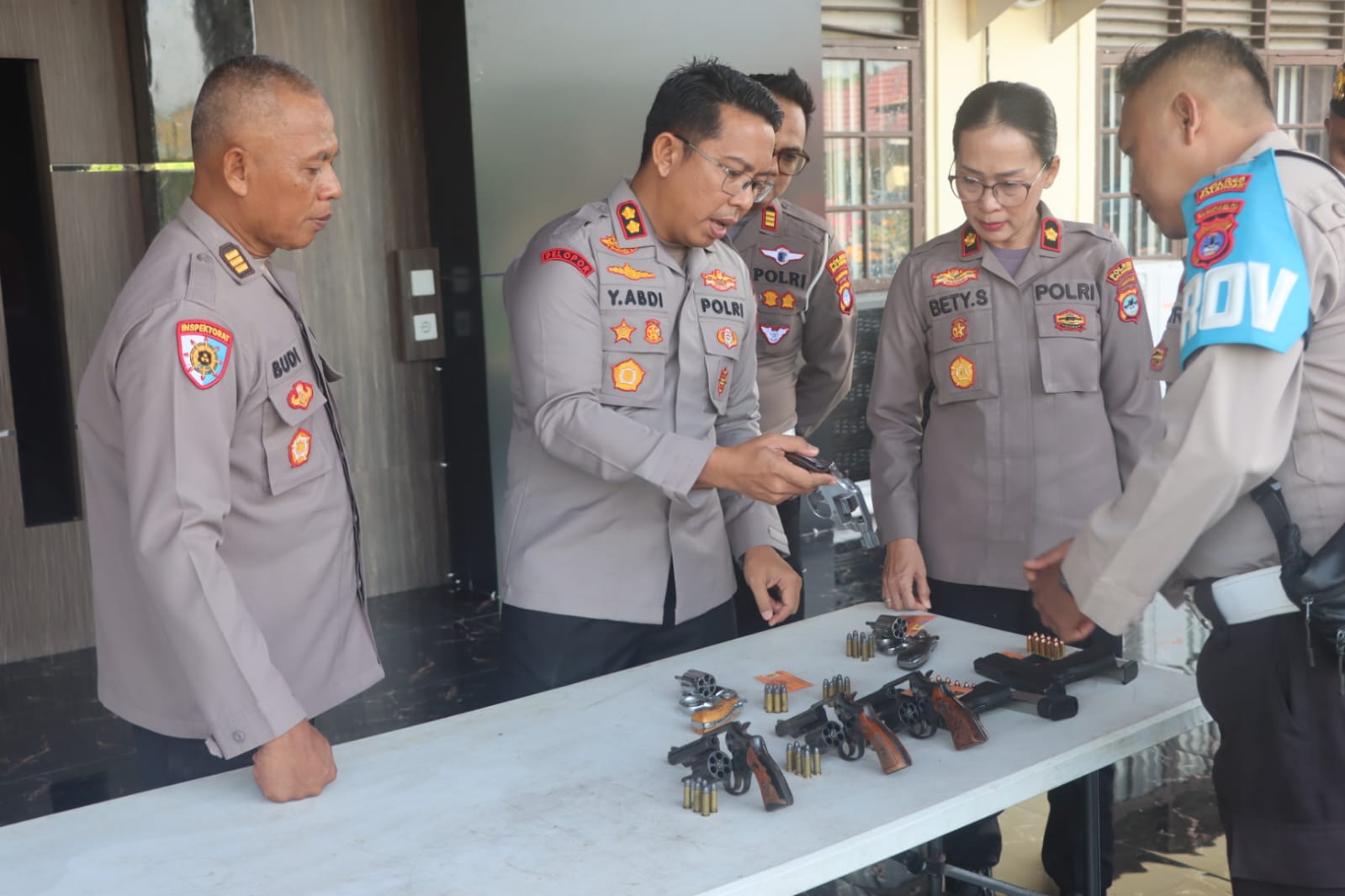 ATENSI KHUSUS: Kapolres Balangan AKBP Yulianor Abdi saat memeriksa kondisi fisik senjata api laras panjang milik personel di Mapolres Balangan, Senin (9/3). (Humas Polres untuk Radar Banjarmasin)