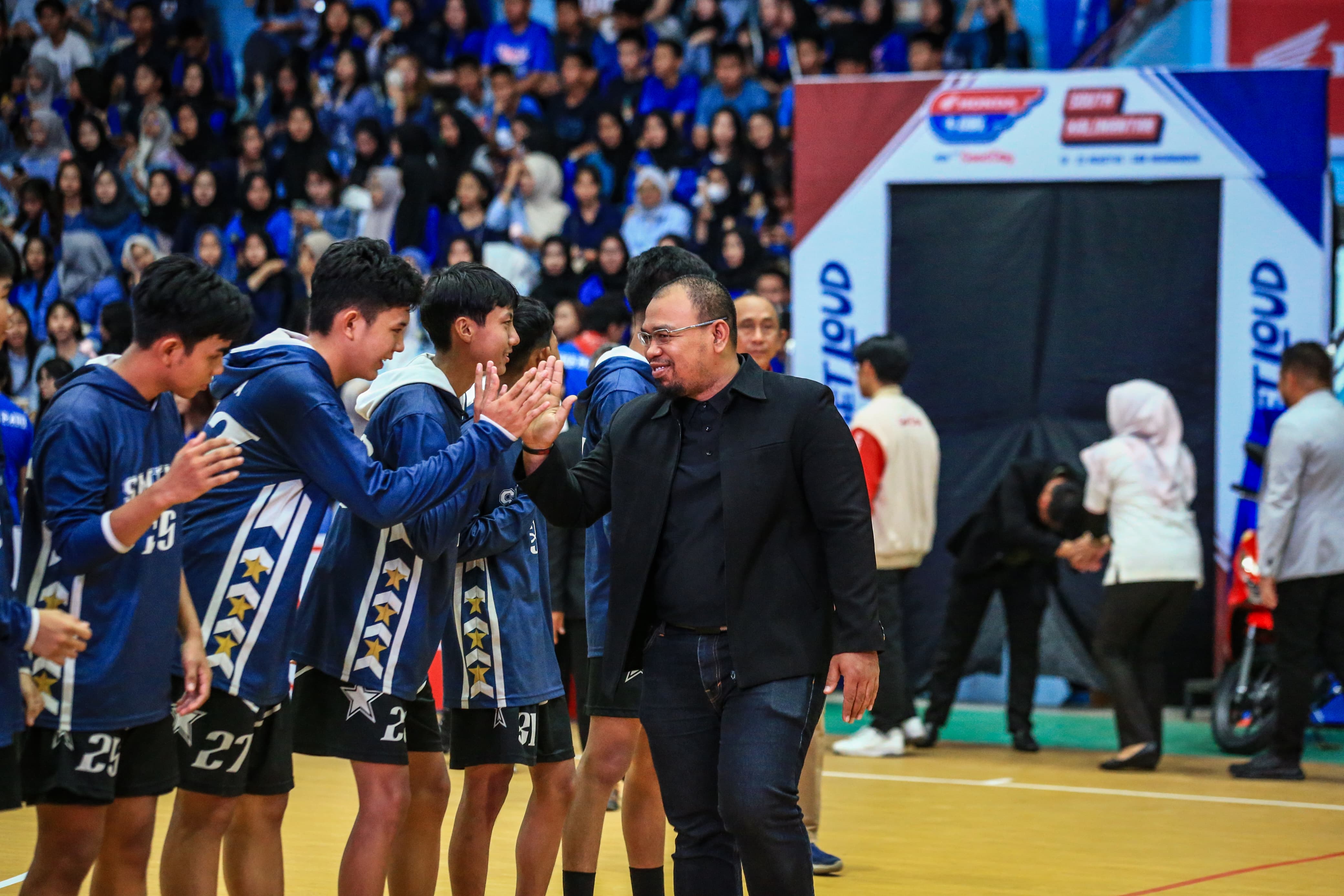 MEMANTAU: Ketua Perbasi Banjarmasin Muhammad Teguh Nuryadin alias Uno memantau langsung jalannya pertandingan bola basket di salah satu event yang digelar di Kota Banjarmasin. (M Idris Jian Sidik)
