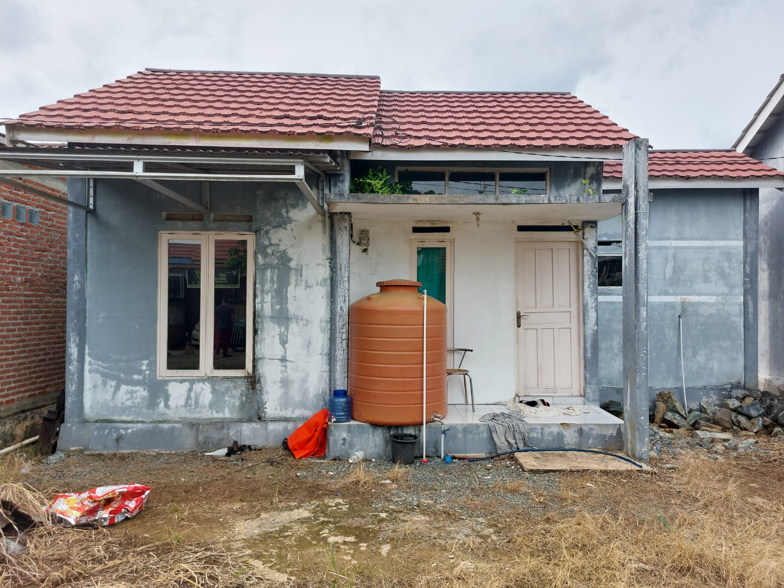 LOKASI: Rumah yang dijadikan oknum kepala desa berinisial A bertemu dengan perangkat desa berinisial M. (Foto : Norsalim Yahya/Radar Banjarmasin)