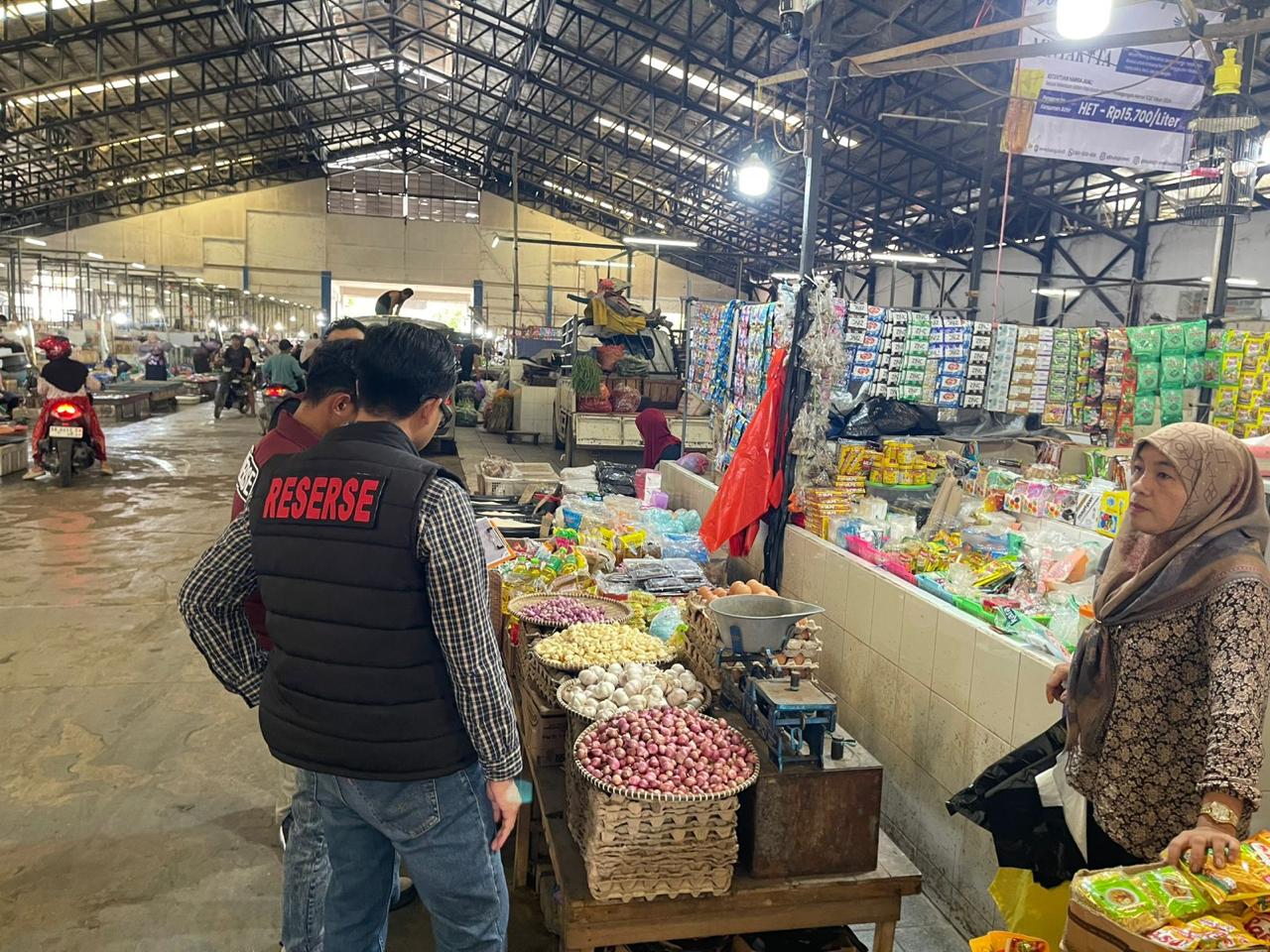 SIDAK: Satgas Pangan HST sidak ke Pasar Keramat Barabai. (Foto: Jamaluddin/Radar Banjarmasin)