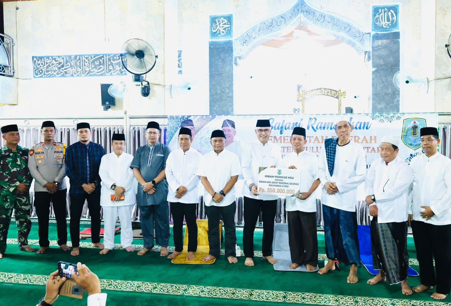 MOMEN:Wakil Bupati HSU, Hero Setiawan menyerahkan bantuan dana hibah Pemerintah Kabupaten HSU di Kecamatan Amuntai Tengah, Senin (9/3/2026).