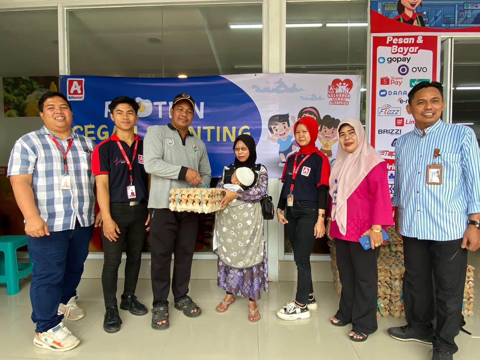 CEGAH STUNTING:Alfamidi Cabang Samarinda menyalurkan 1.500 telur kepada 25 balita terindikasi stunting di Kabupaten Banjar. 