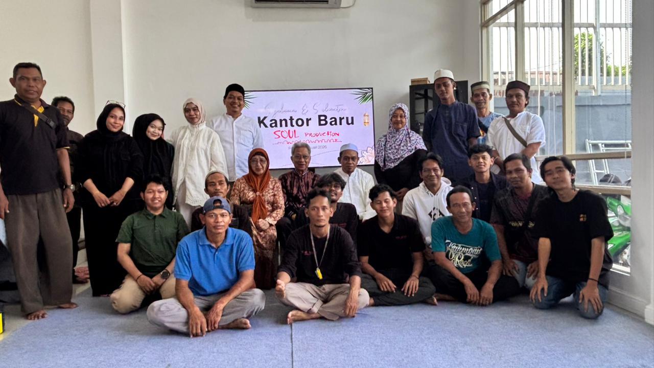 SOLID:Keluarga besar Soul Production berfoto bersama di kantor baru.