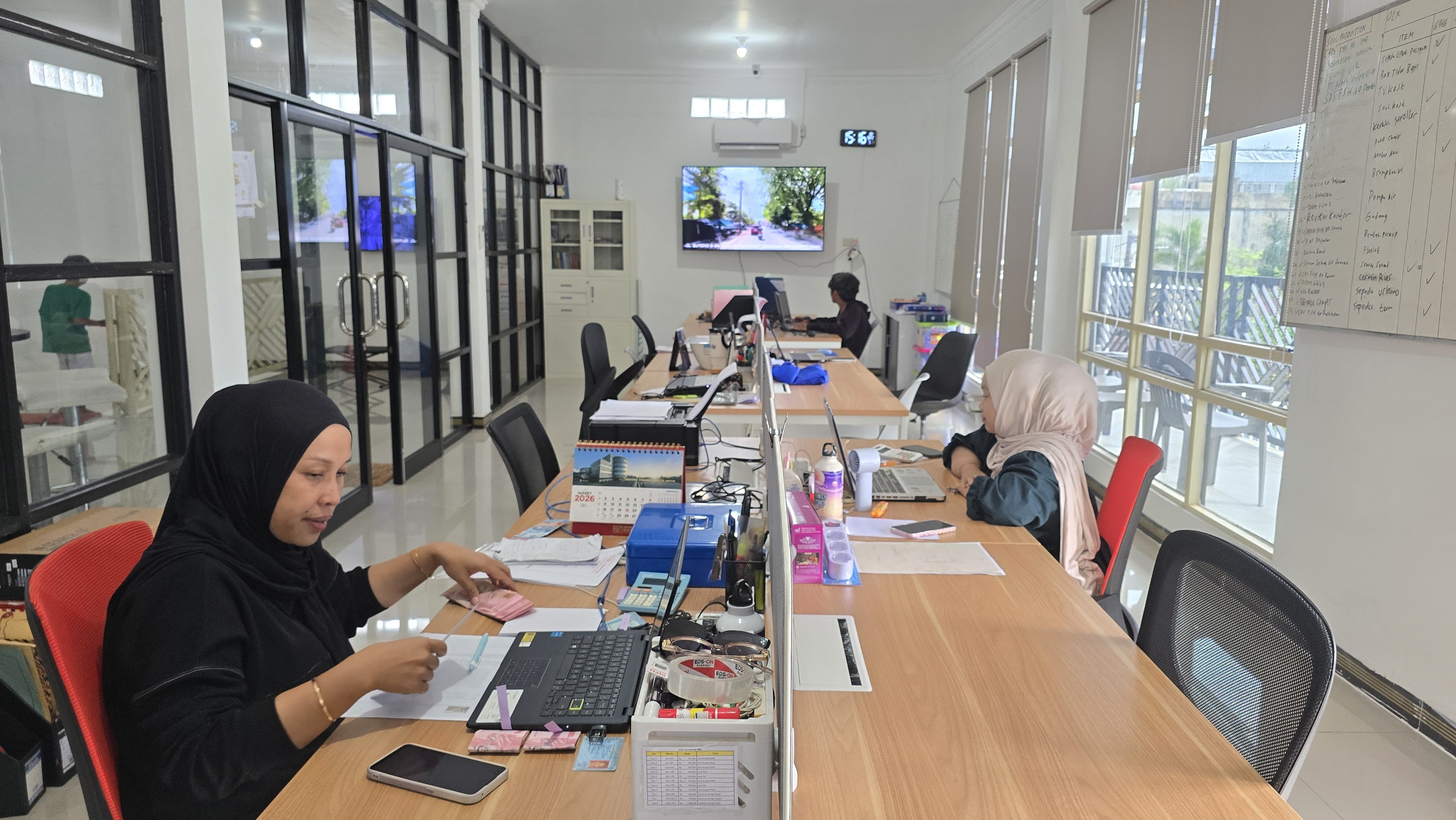 PROFESIONAL: Suasana kerja di kantor baru Soul Production di kawasan Komplek Es Terang, Jalan Sutoyo S, Banjarmasin. 