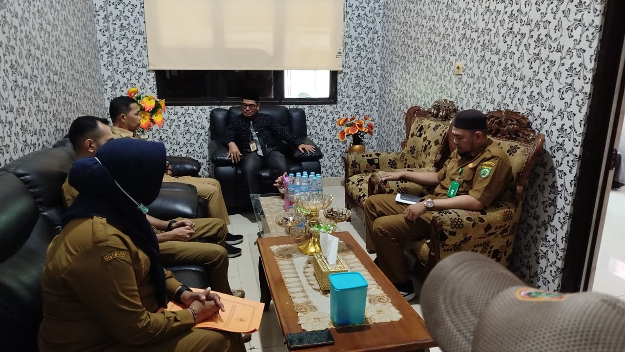  RUJUKAN LOGISTIK:Kepala Pelaksana BPBD Kabupaten Balangan, H Rahmi memaparkan inovasi sistem logistik Sislogbana kepada tim monitoring BPBD Provinsi Kalsel di Paringin, Senin (9/3/2026).