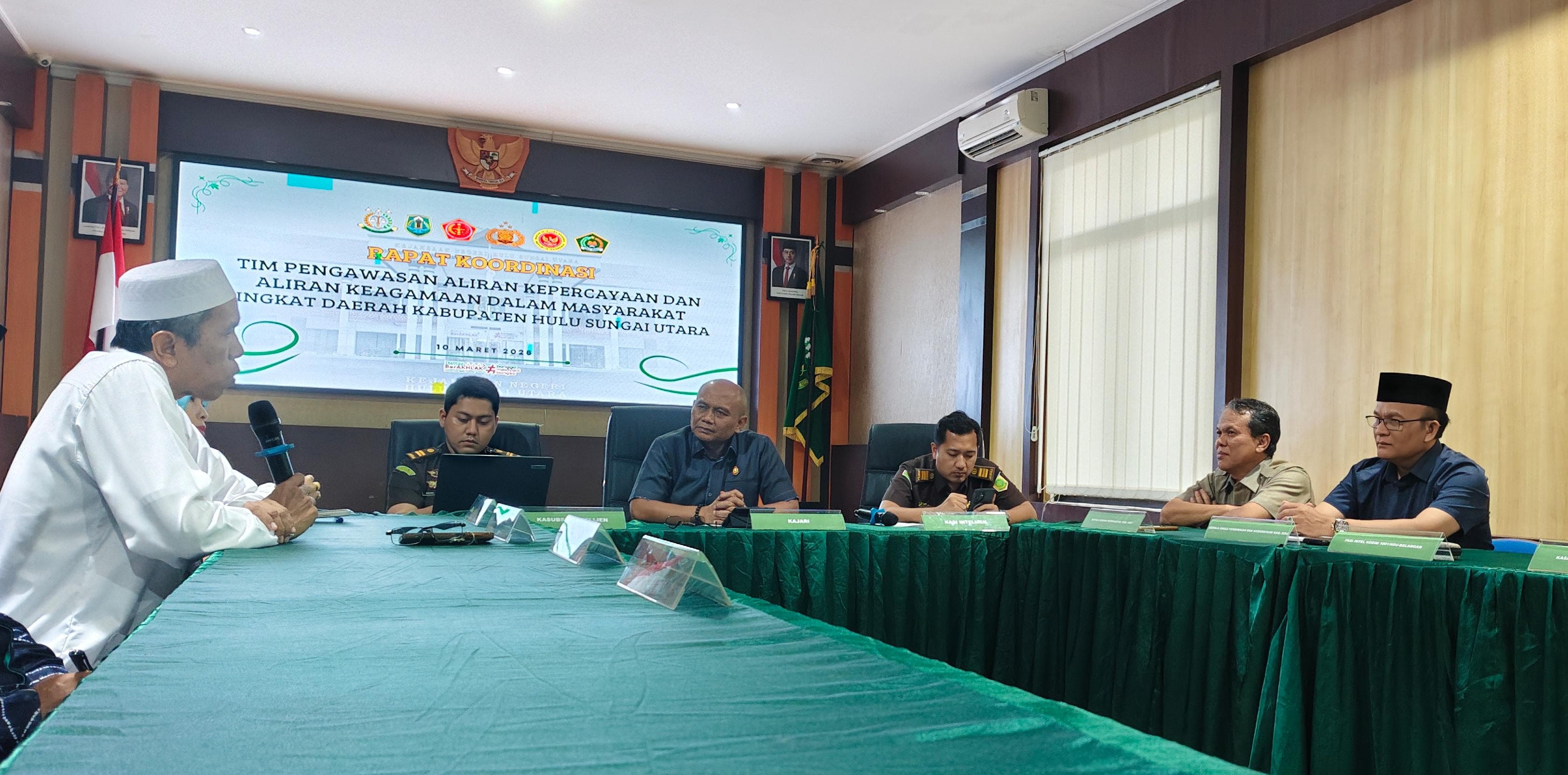 PERTEMUAN:Kajari HSU, Budi Triono SH memimpin Rakor PAKEM HSU dan membahas pengawasan aliran kepercayaan, tekankan deteksi dini kerukunan keagamaan dalam masyarakat, Selasa (10/3/2026) 