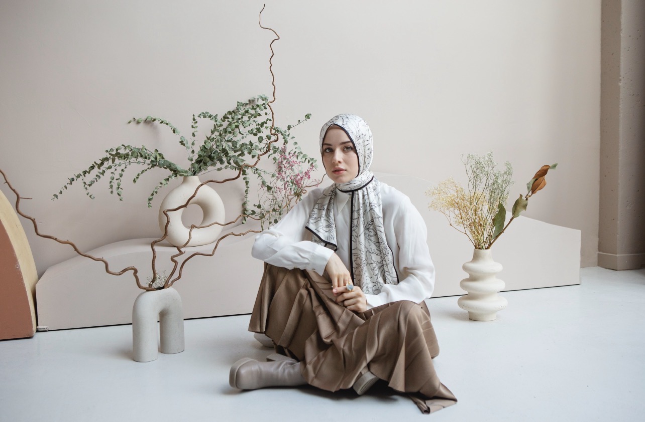 NYAMAN: Memadukan blouse dan rok plisket juga bisa jadi satu ide tampilan lebaran yang simpel namun nyaman. (Foto: Freepik)