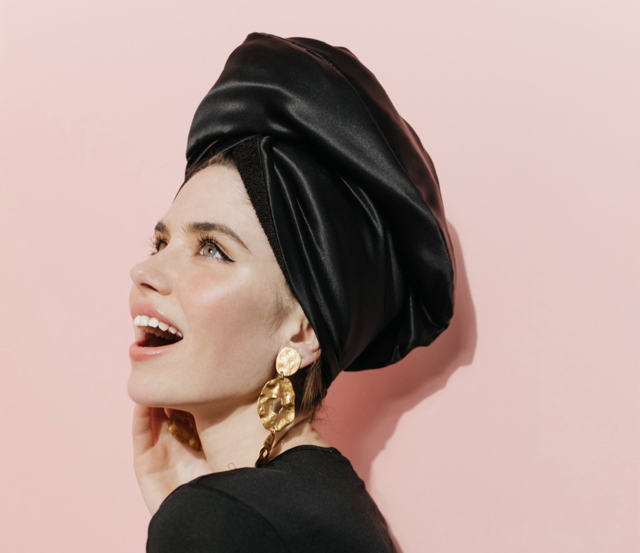 HIGHLIGHT: Anting yang unik juga bisa jadi fashion statement saat lebaran. (Foto: Freepik) 