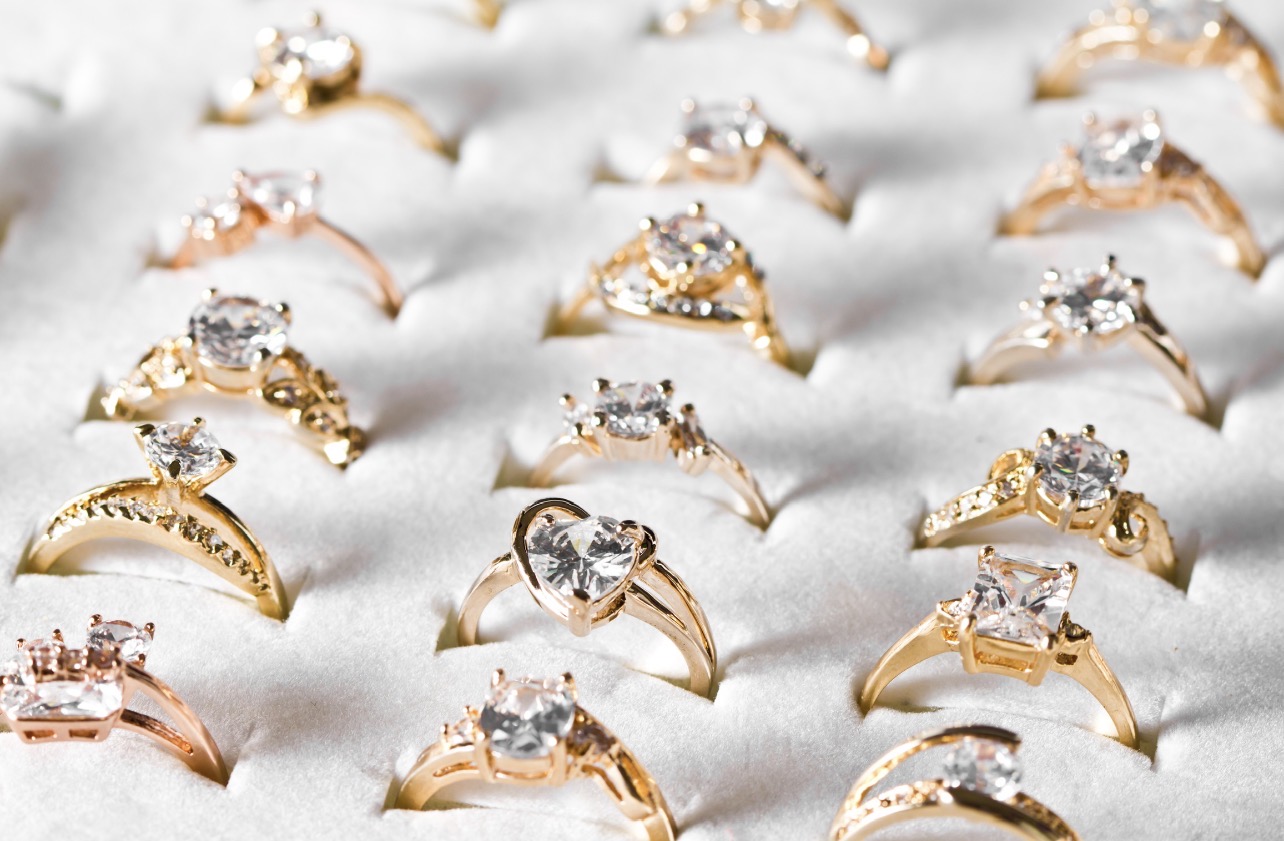 SELALU TREN: Cincin emas model solitaire atau pun permata menjadi model cincin yang tren sepanjang waktu. (Foto: Freepik)