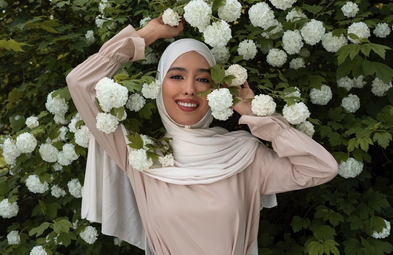SOFT GLAM: Soft glam makeup atau pun nude makeup look bisa jadi inspirasi gaya riasan yang tepat saat hari raya. (Foto: Freepik)