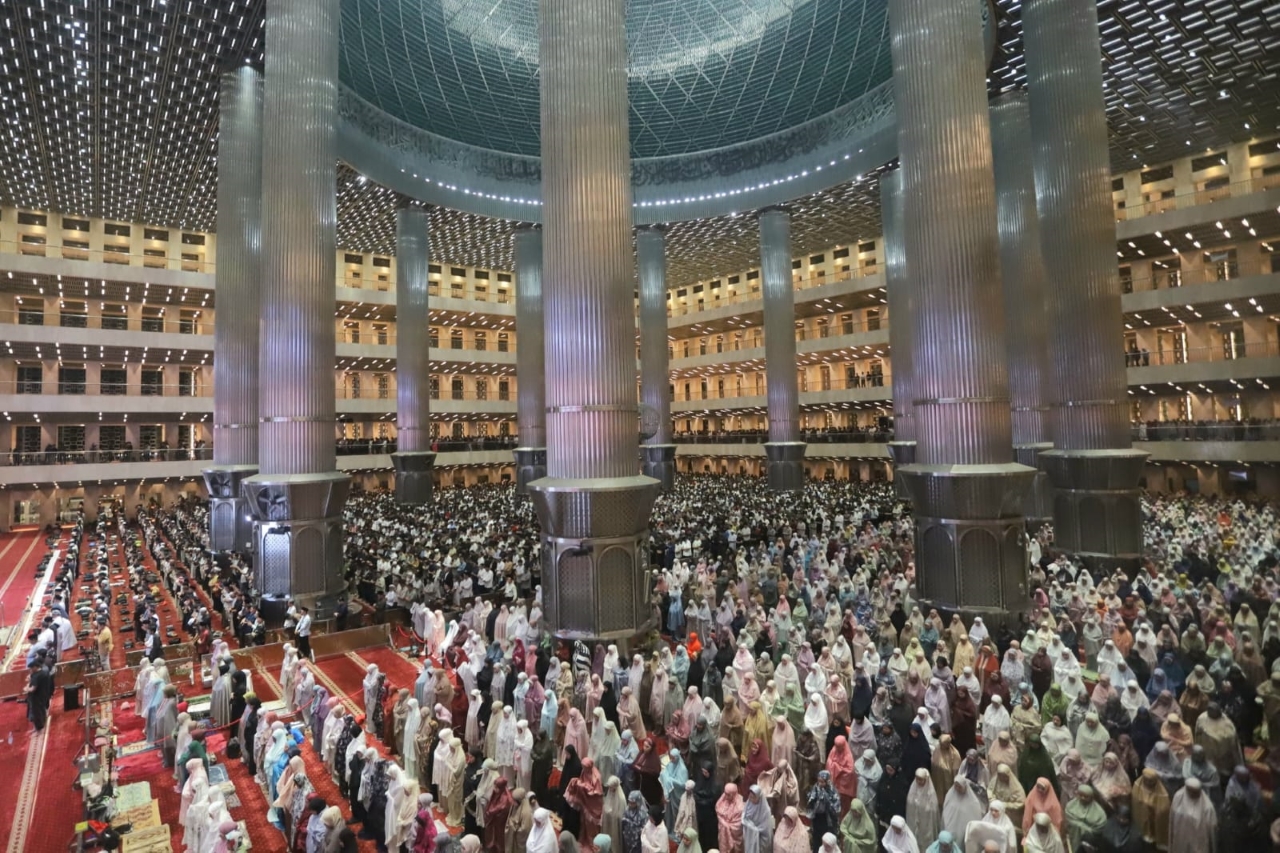 Ribuan umat muslim memadati Masjid Istiqlal pada malam pertama pelaksanaan shalat tarawih Ramadhan 1447 Hijriah, Jakarta, Rabu (18/2/2026). 