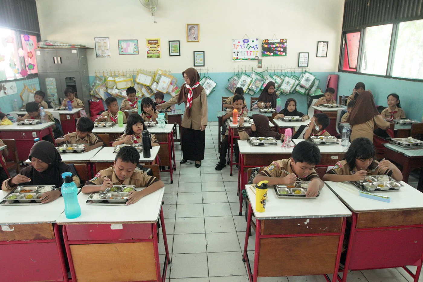INVESTASI KEMANUSIAAN: Siswa saat menyantap makanan pada program Makan Bergizi Gratis (MBG). (Dery Ridwansah/Jawa Pos)