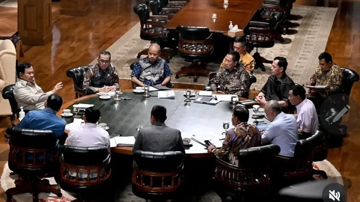 BAHAS TIMUR TENGAH: Presiden Prabowo Subianto mengumpulkan sejumlah menteri Kabinet Merah Putih di kediamannya, Hambalang, Bogor, Jawa Barat, Minggu (8/3).